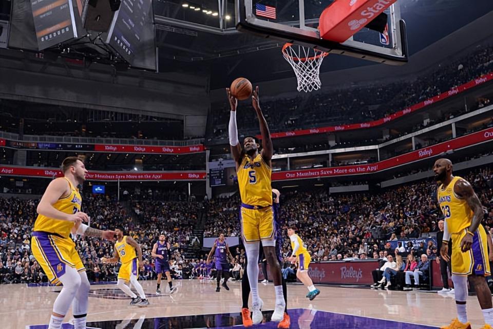 打得太别扭了！湖人内线支柱根本发挥不出自己的全部才能？