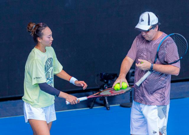 米乐官方网站-戴着护肘空降澳网 郑钦文：希望遇见萨巴 战胜萨巴