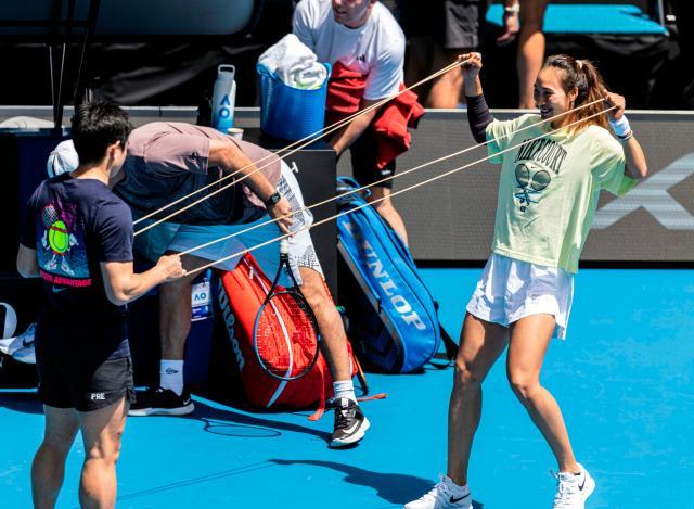 米乐官方网站-戴着护肘空降澳网 郑钦文：希望遇见萨巴 战胜萨巴