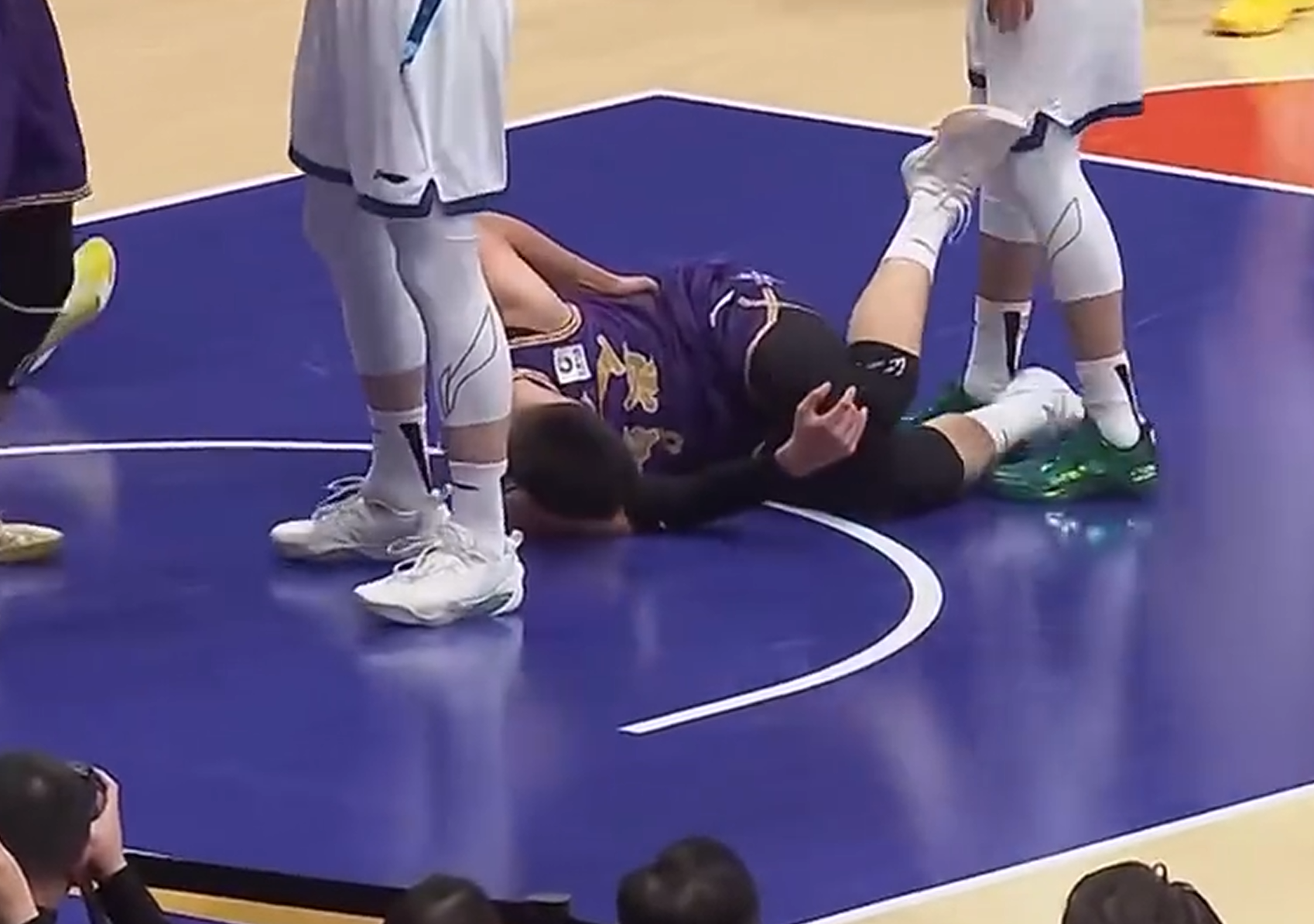 米乐-北控彻底被带崩！空位打铁，防守纯送，朱松玮还受伤，现场喊下课